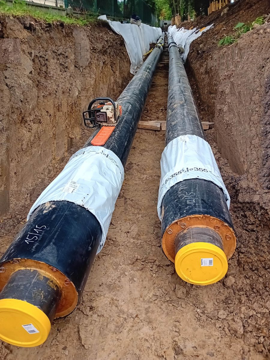 zdjęcie z przebudowy nadziemnej sieci ciepłowniczej przy ulicy Przemysłowej, fot. Miejskie Przedsiębiorstwo Energetyki Cieplnej